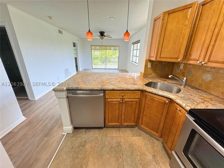 Property Photo: 1400 NE 57th St 308 FL 33334