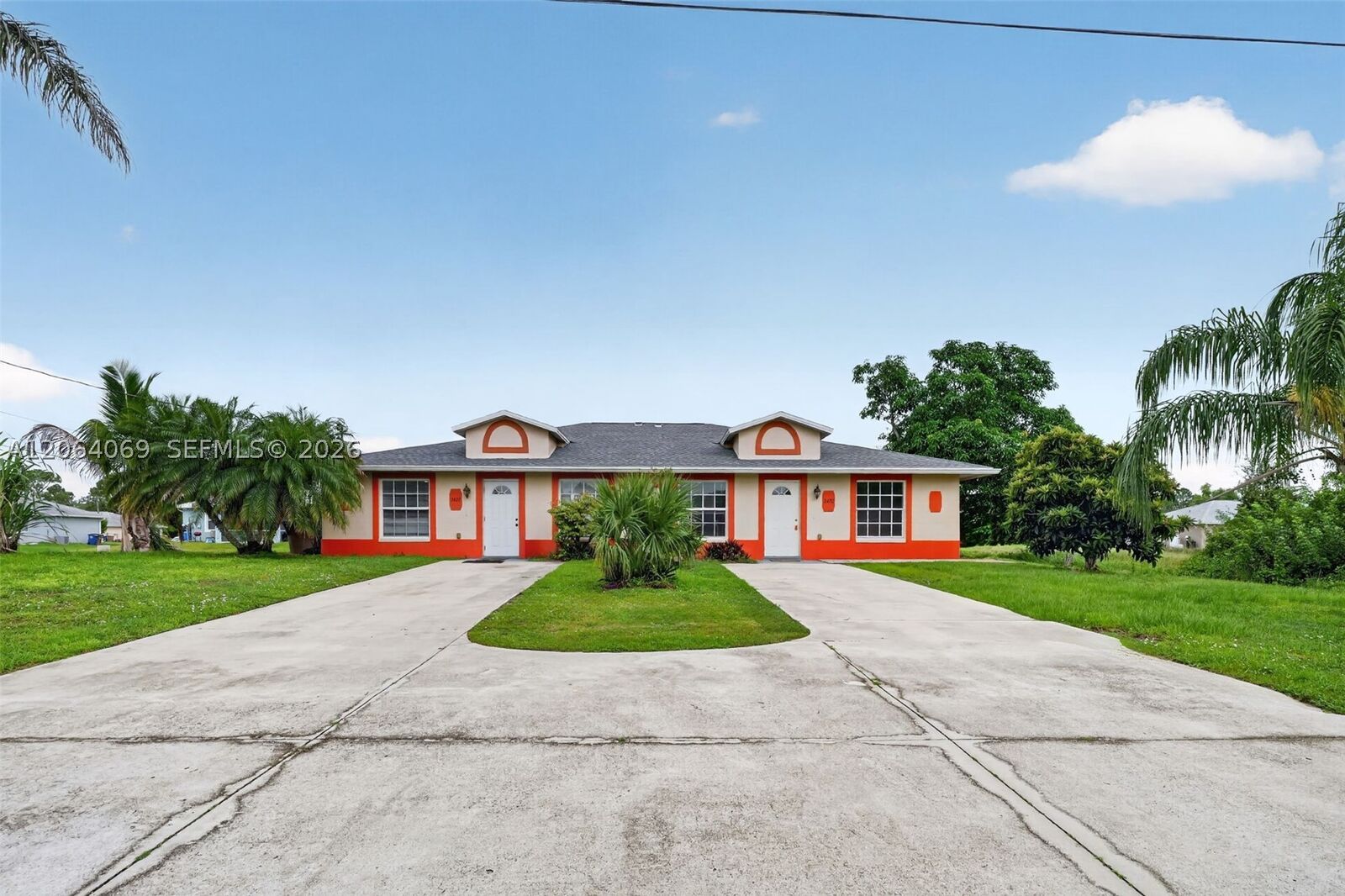 Property Photo: 2420/2422 S Vernon FL 33913