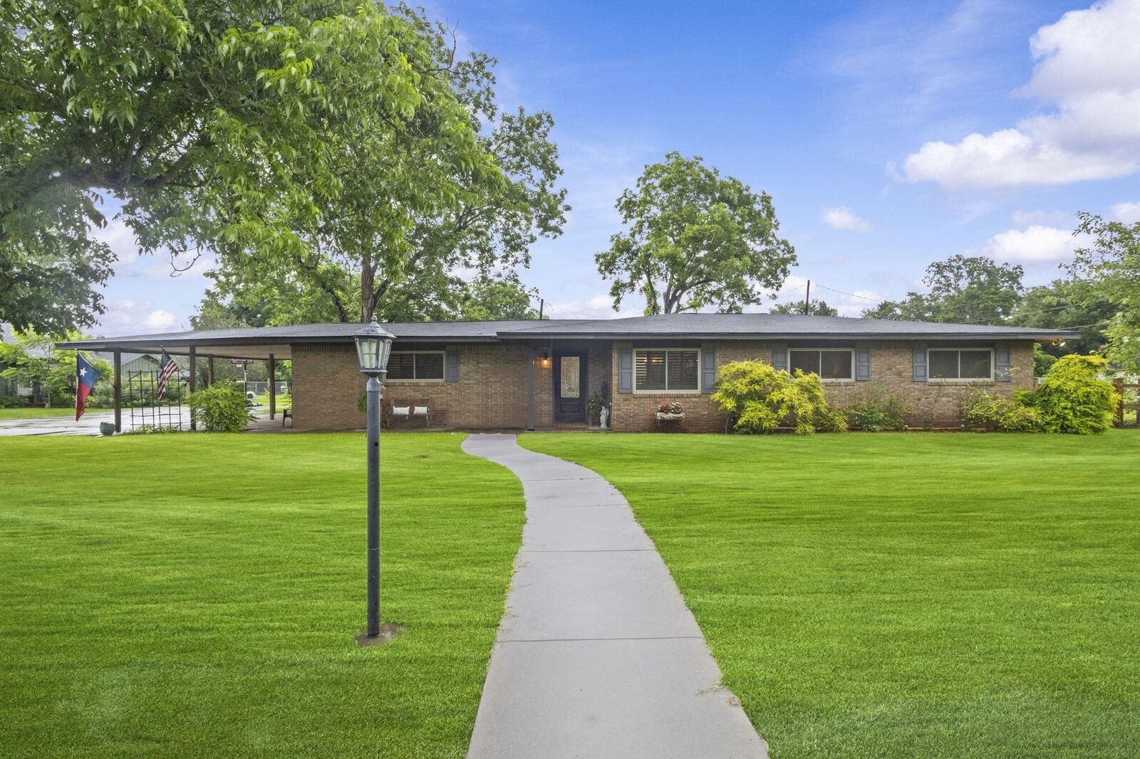 Property Photo: 1663 4th TX 77623
