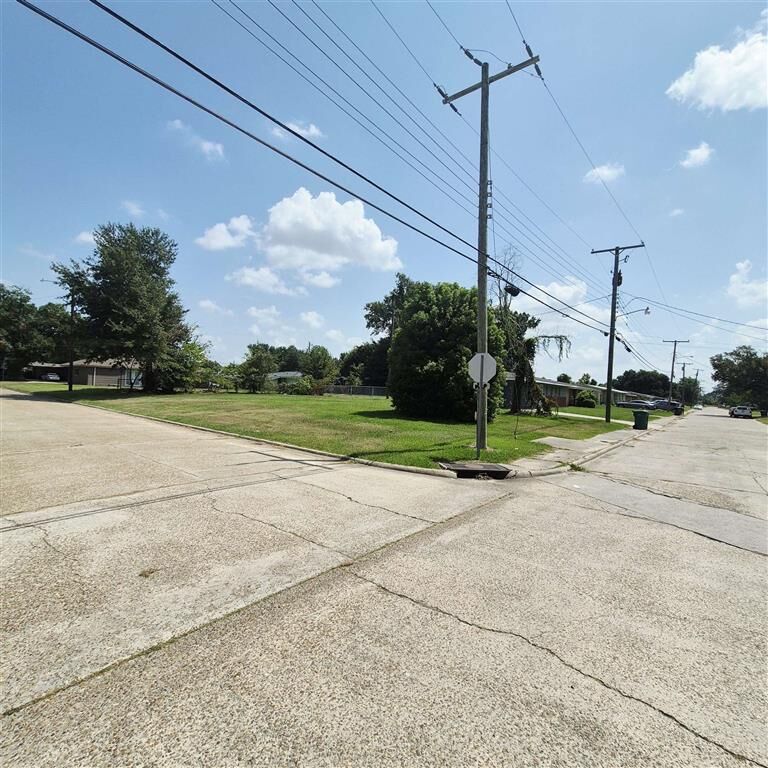 Property Photo:  1401 Cactus Drive  LA 70607 