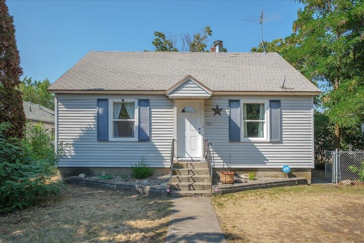 Property Photo: 1911 E Sharp Ave WA 99202