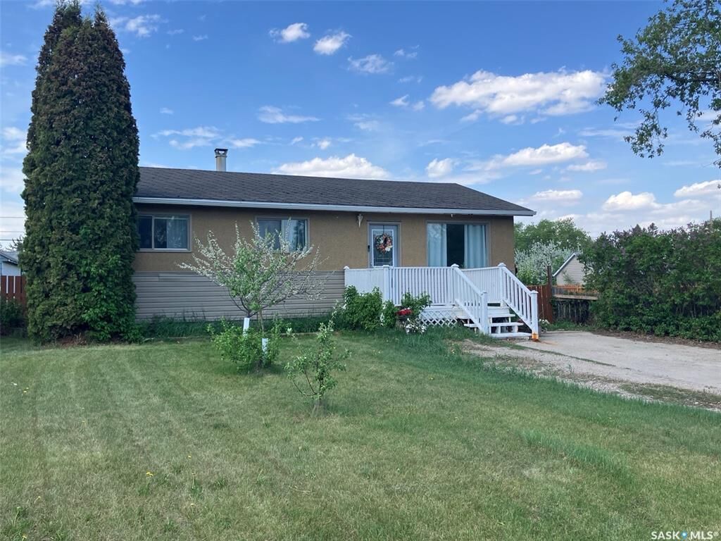 Property Photo:  110 4th Street N  SK S0E 1E0 