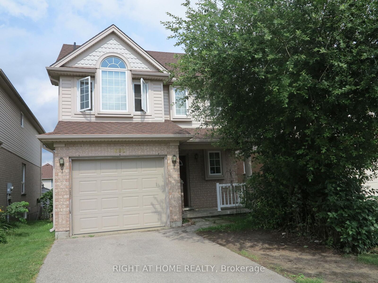 Property Photo: 692 Oakcrossing Road ON N6H 5V9