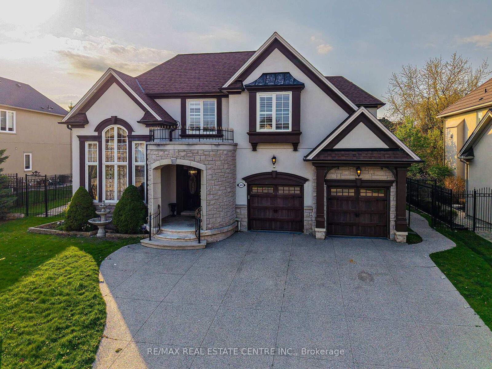 Property Photo: 645 Cranleigh Court ON L5H 4L4