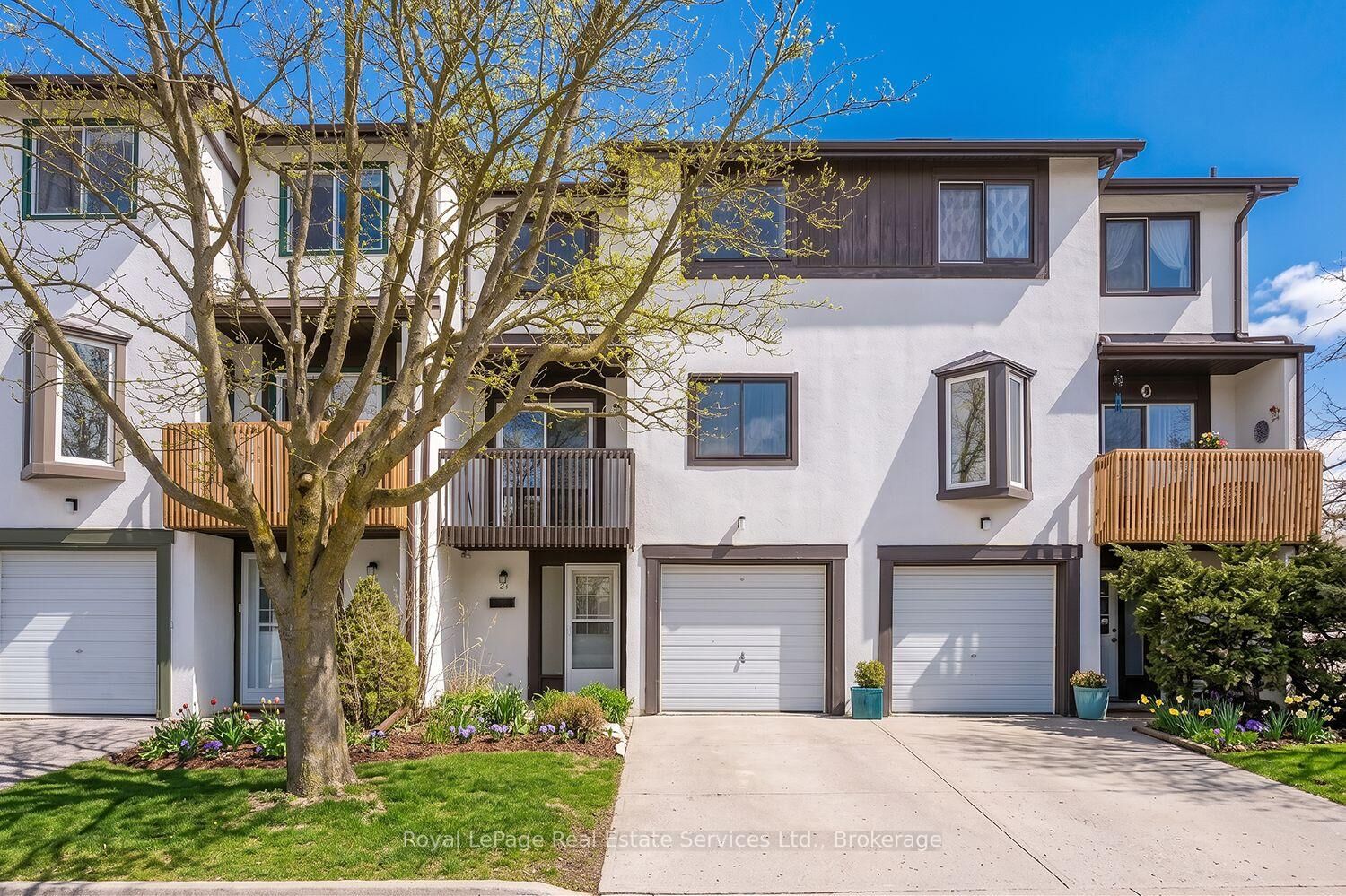 Property Photo: 2651 Aquitaine Avenue 24 ON L5N 1V5