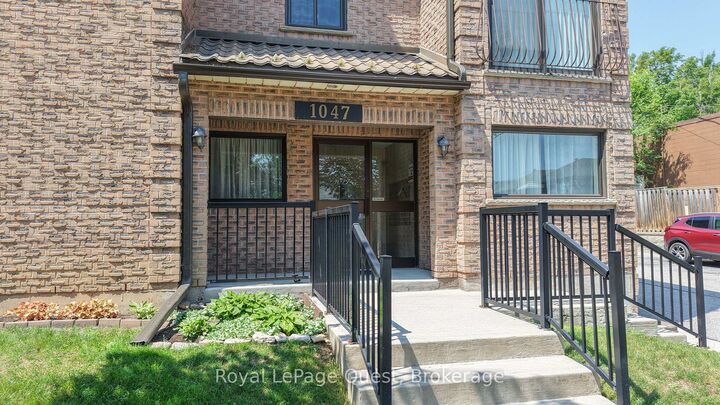 Property Photo:  1047 Mississaga Street W 307  ON L3V 3C7 
