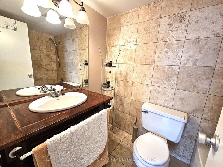 Property Photo: 1535 Lakeshore Road E 1704 ON L5E 3E2