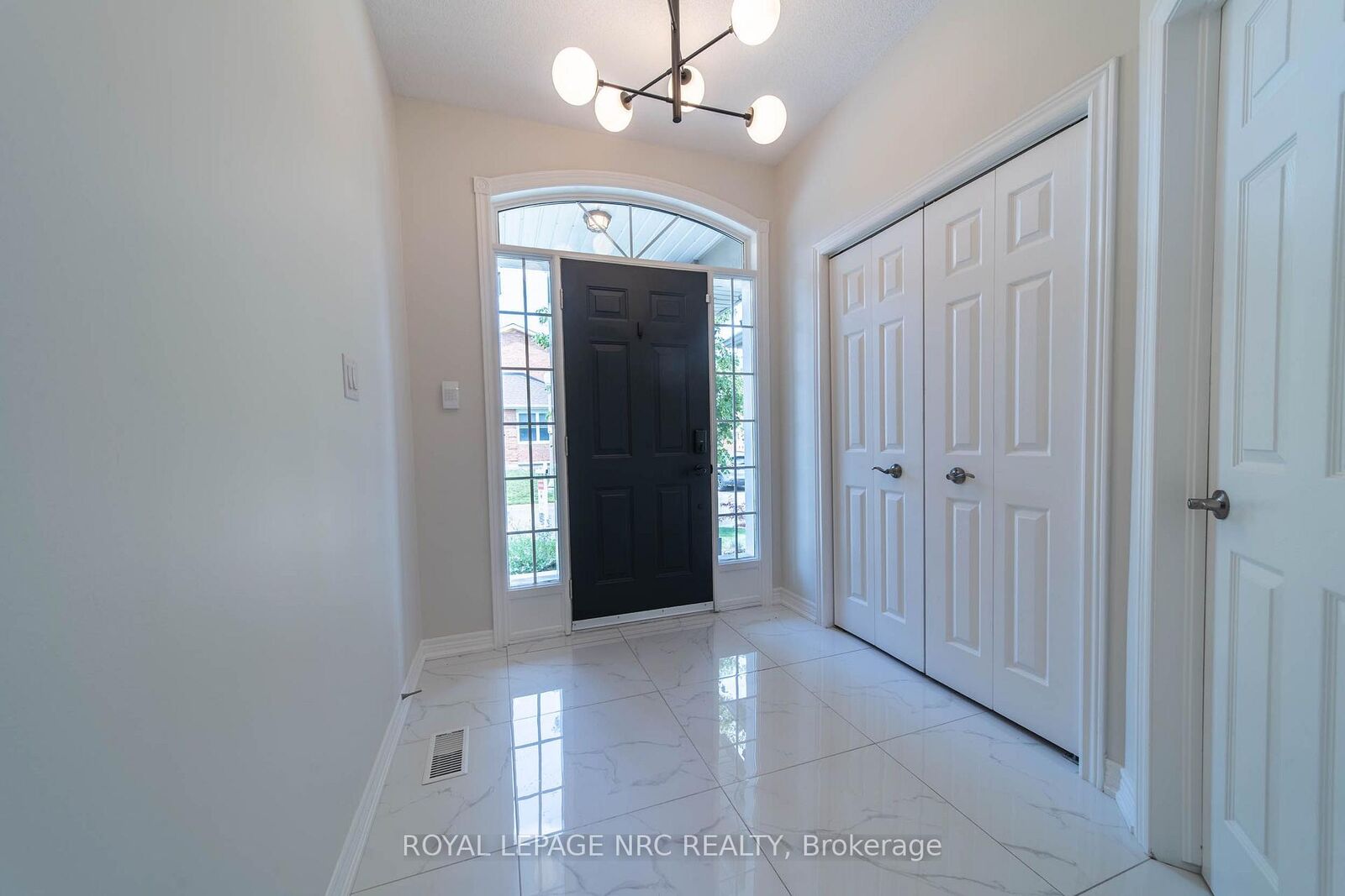 Property Photo:  5200 Dorchester Road 3  ON L2E 7M6 
