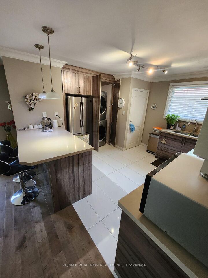 Property Photo:  248 Blue Grass Boulevard Main Flr.  ON L4C 3H2 