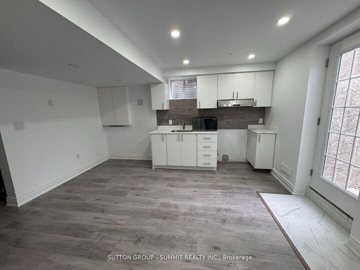 Property Photo: 674 Thompson Road S Lower ON L9T 0C7