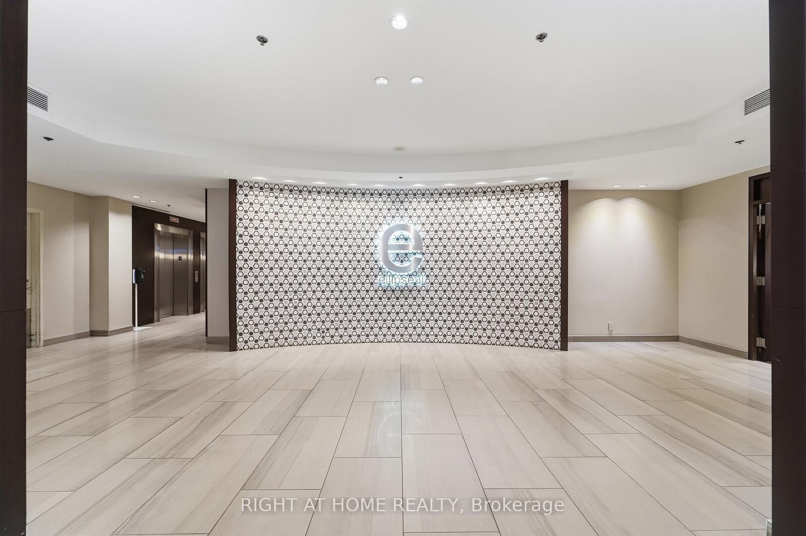 Property Photo: 38 Lee Centre Drive 1612 ON M1H 3J7
