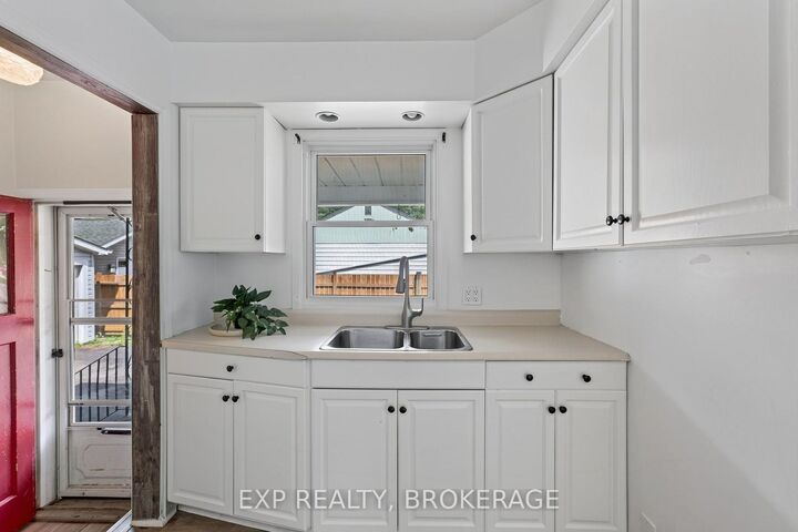 Property Photo: 650 Hillside Drive ON K7G 2E4