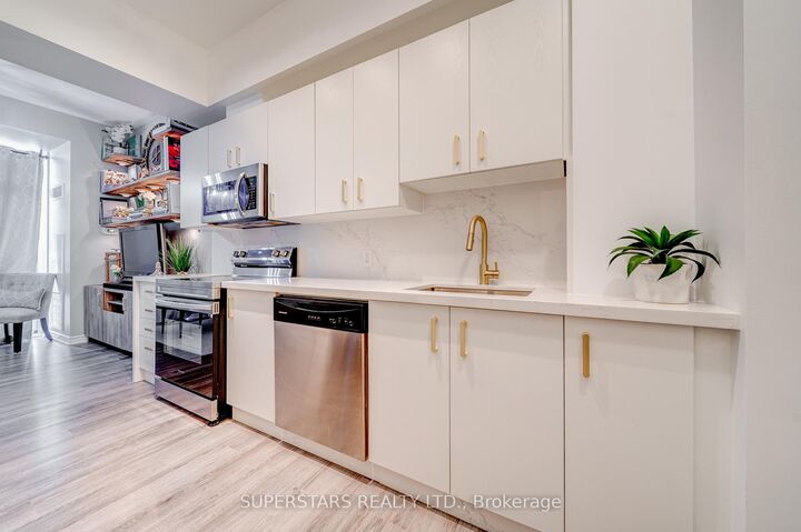 Property Photo:  11611 Yonge Street 525  ON L4E 1G2 