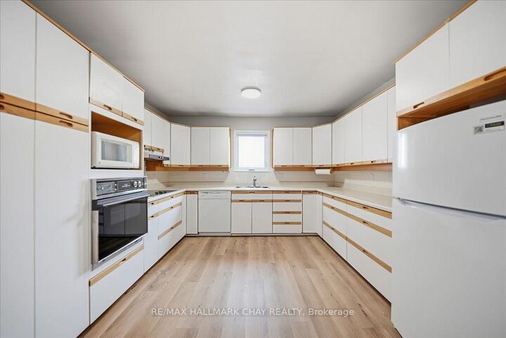 Property Photo:  124 Victoria Street W A  ON L9R 1L7 