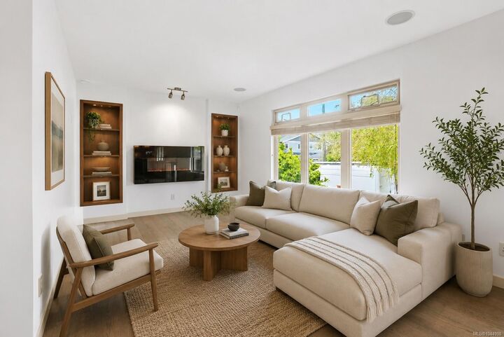 Property Photo: 2112 Pentland Rd BC V8S 2W4