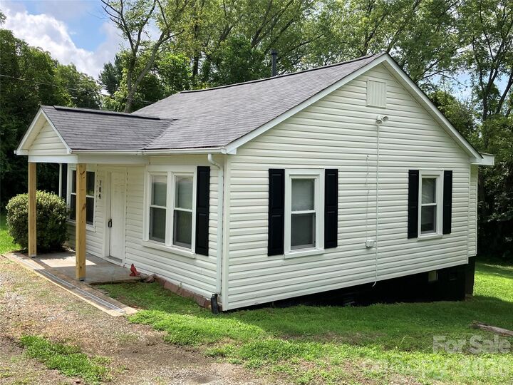 Property Photo:  104 Countryside Drive SE  NC 28645 
