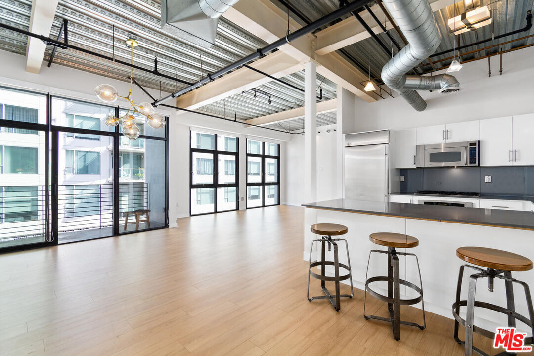 Property Photo: 330 W 11th St, Unit 607 CA 90015