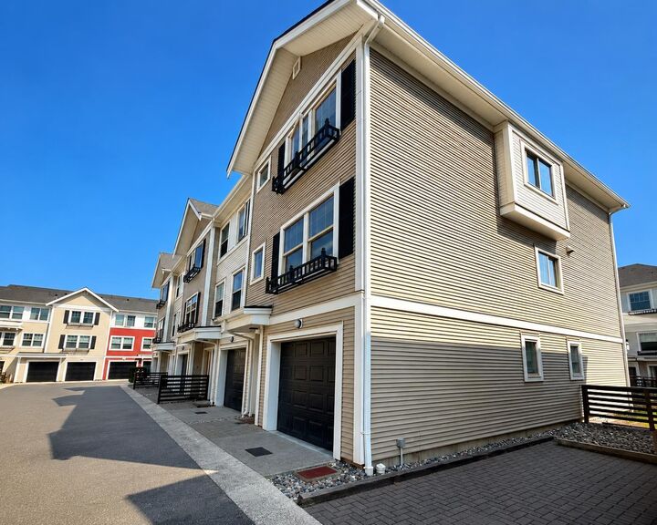 Property Photo: 32633 Simon Avenue 95 BC V2T 0G9