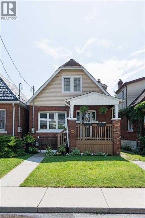 Property Photo:  124 Balsam Avenue North  ON L8L 6Y3 