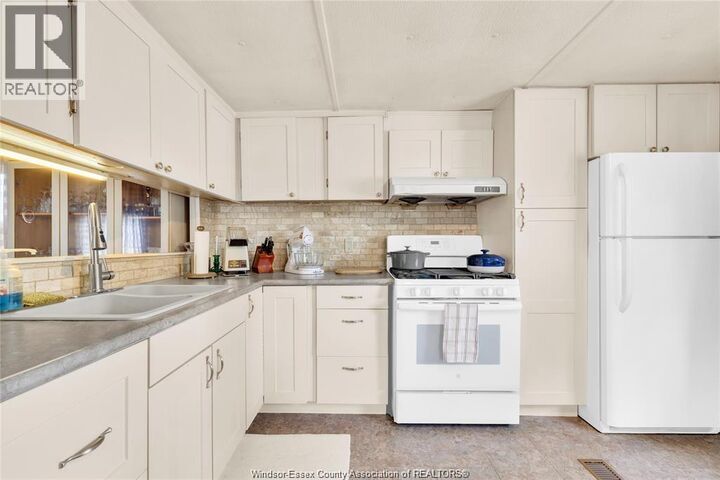 Property Photo: 6 Viscount ON N8M 1Y8