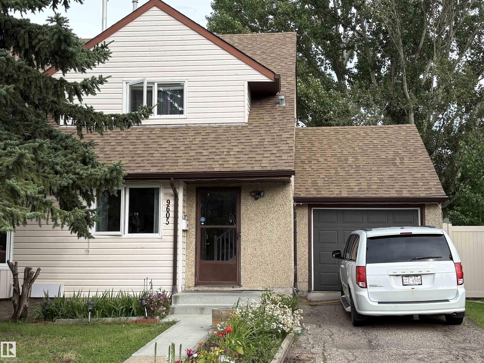 Property Photo:  9605 180 Street NW  AB T5T 2Z9 