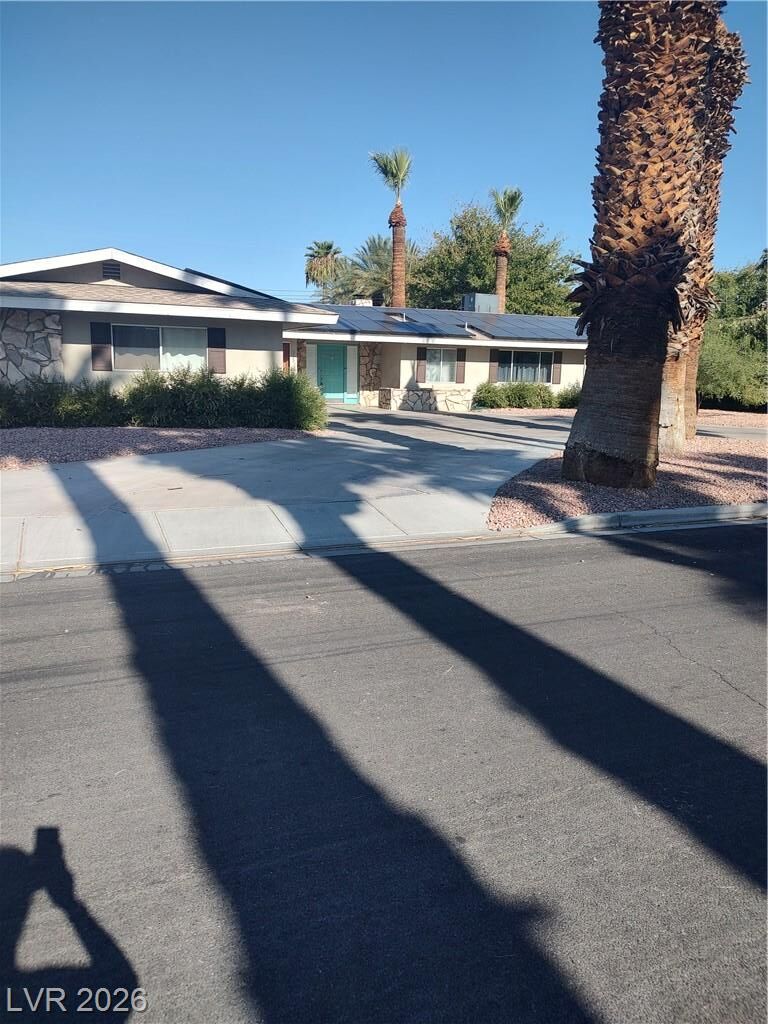 Property Photo:  325 West Park Way West Way  NV 89106 