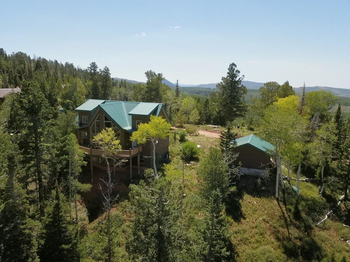 Property Photo: 1402 N Aspen Dr UT 84719