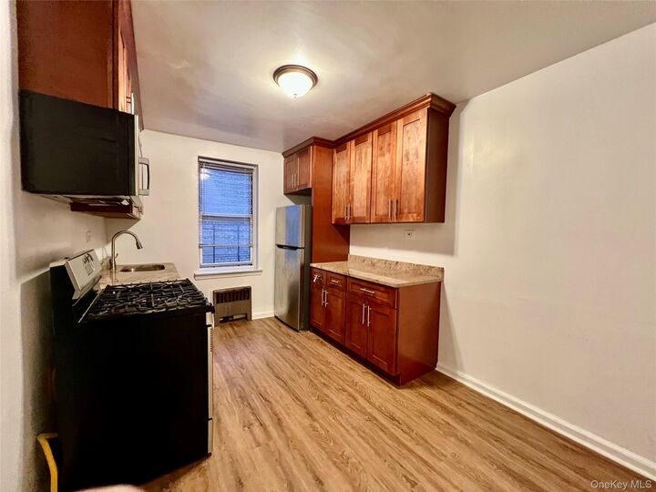 Property Photo: 2080 Barnes Avenue 5B NY 10462