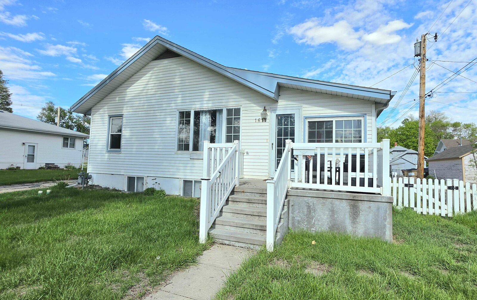 Property Photo: 1611 Avenue C NE 69138