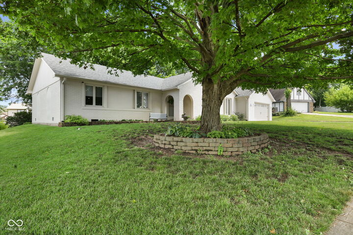 Property Photo: 609 La Reforma Drive IN 46143