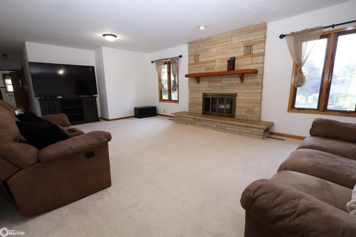 Property Photo:  202 W Meadow Lane  IA 50158 