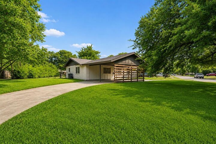 Property Photo: 2251 Hartline Drive TX 75228