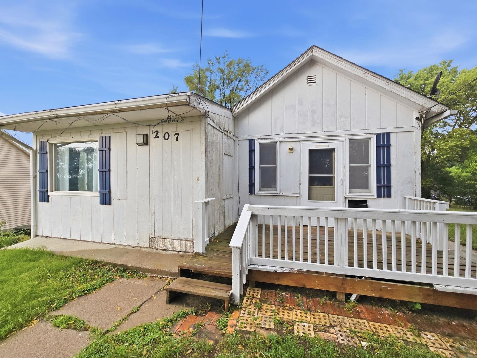 Property Photo:  207 Helmer St  IA 51103 
