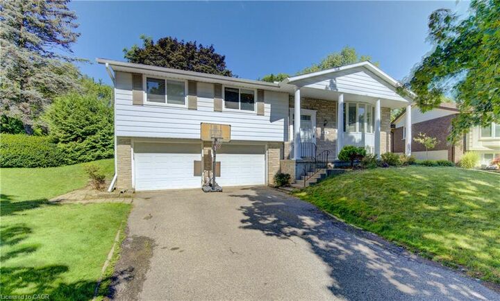 Property Photo: 106 Autumn Hill Crescent ON N2N 1K7
