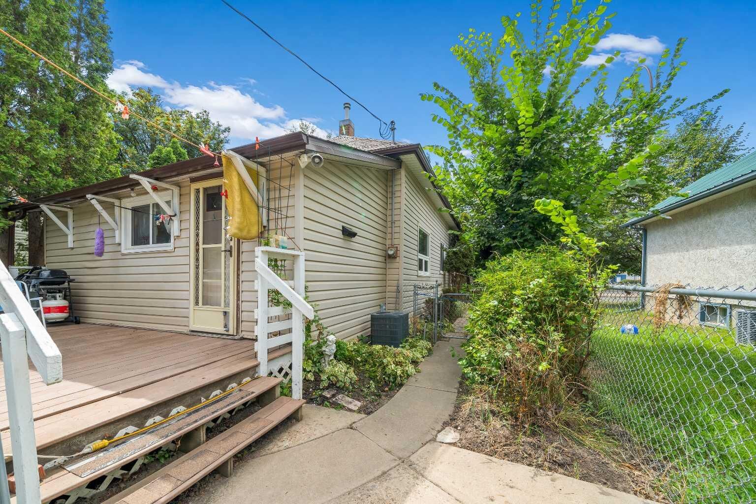 Property Photo:  511B Maple Avenue SE  AB T1B 3A6 