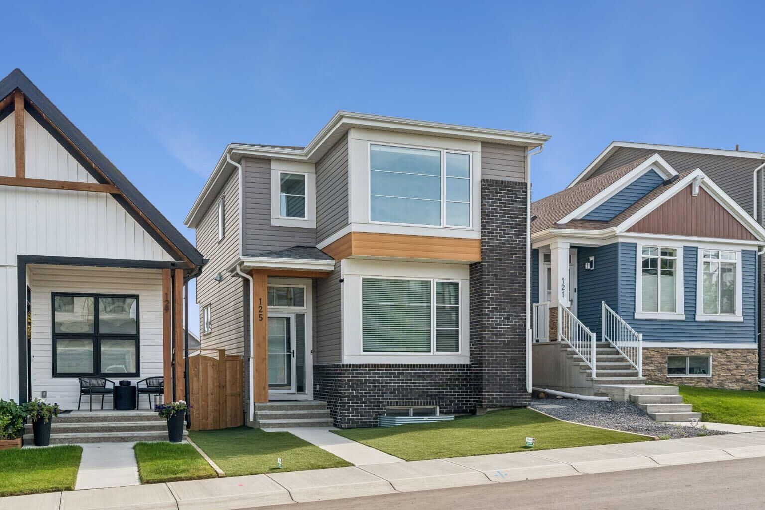 Property Photo:  125 Rochester Way NW  AB T3L 0G9 