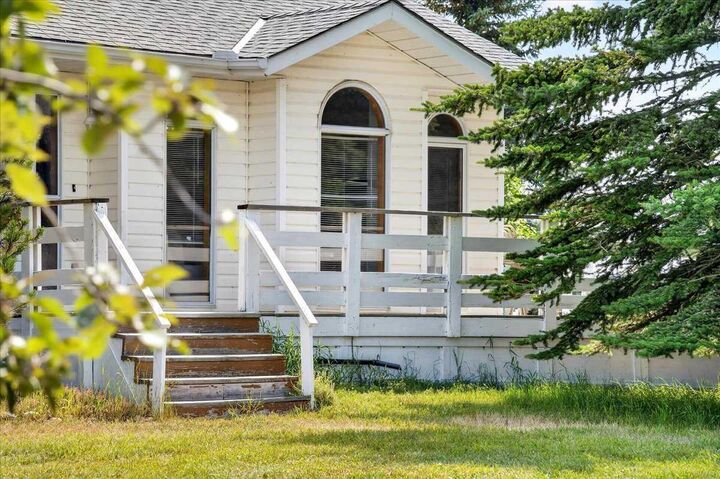 Property Photo:  251011 Range Road 254 Road  AB T1P 0W2 