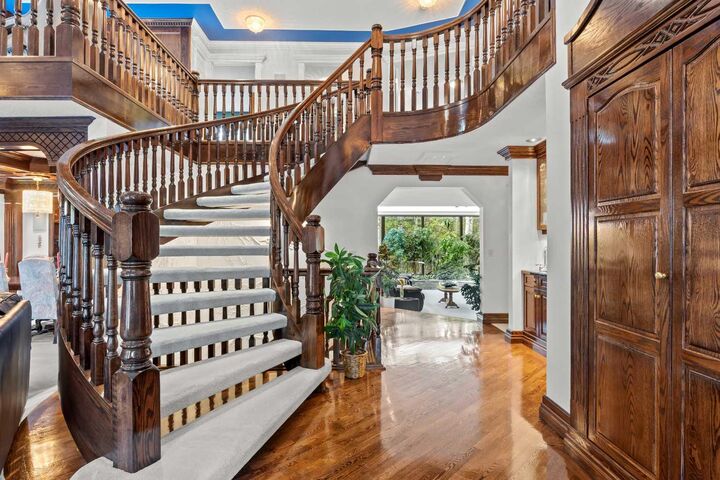 Property Photo: 7 Biggar Heights Bay AB T3R 1H4