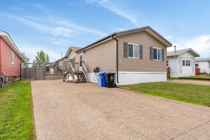 224 Clausen Crescent — photo 1
