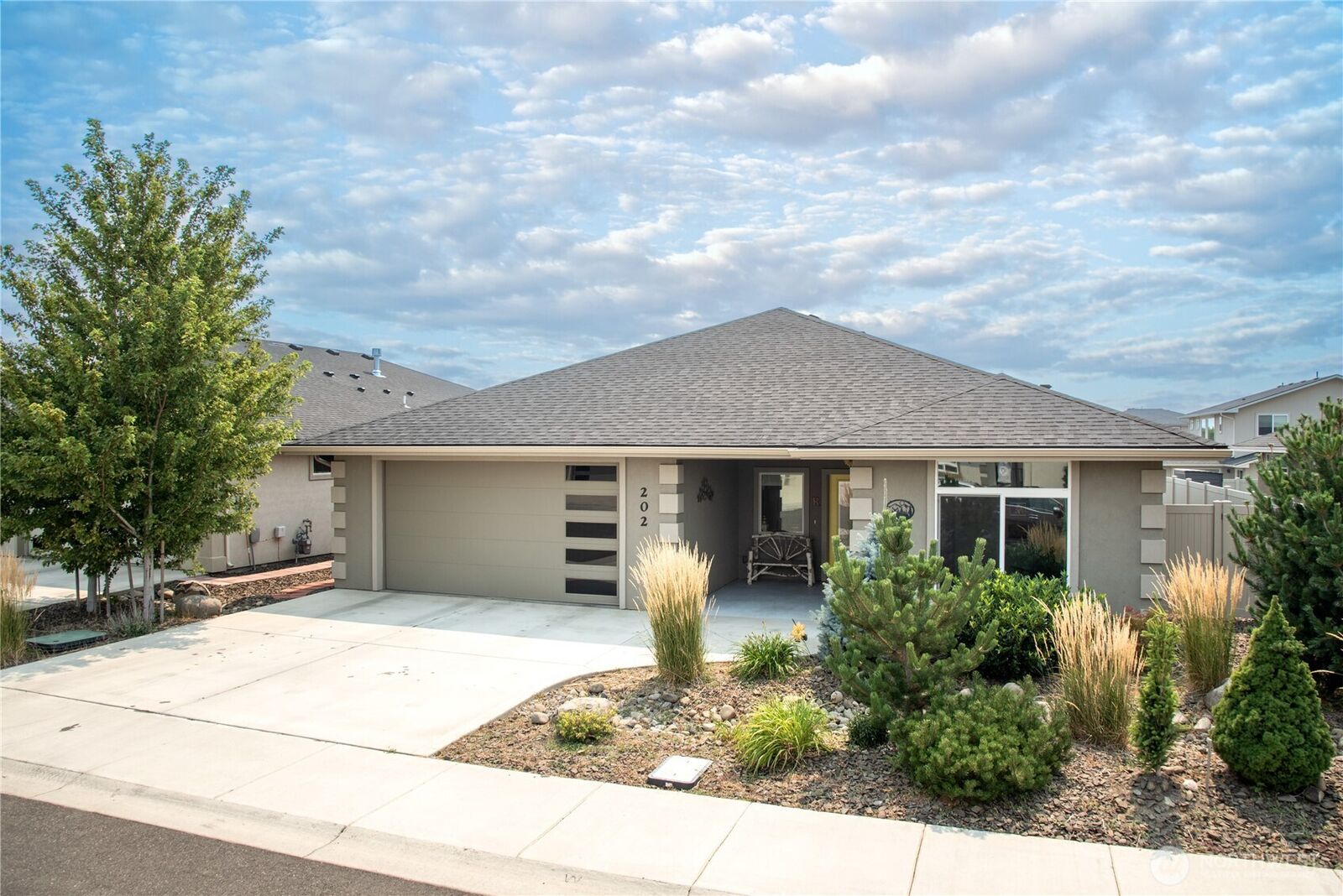 Property Photo: 202 E Stanford Avenue WA 98926