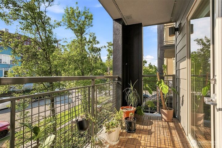Property Photo: 412 11th Avenue 303 WA 98122
