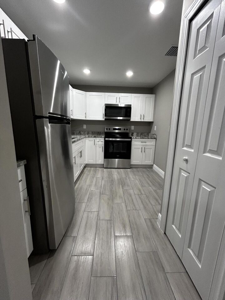 Property Photo: 325 N 14th N Street 1 FL 34950