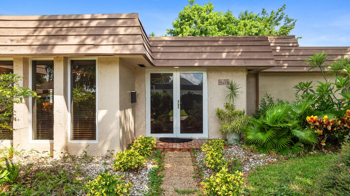 Property Photo:  6207 Jacaranda Circle  FL 33319 