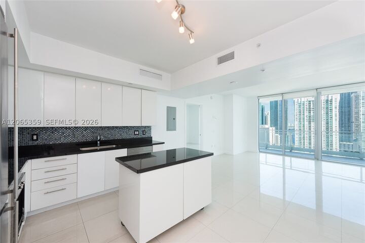 Property Photo: 92 SW 3rd Street 2812 FL 33130
