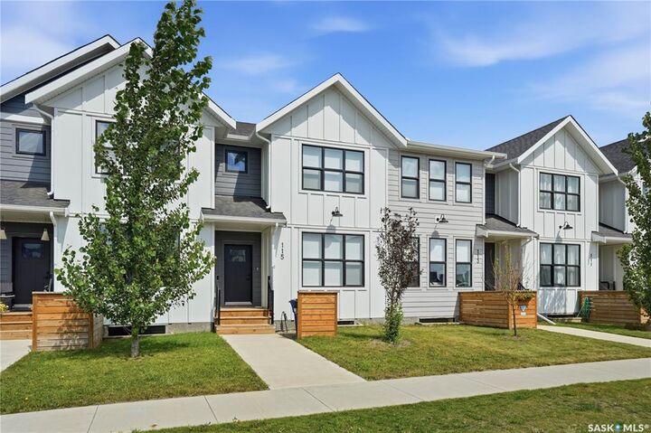 115 Rosewood Boulevard E — photo 1