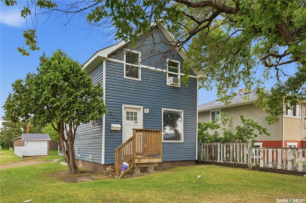 Property Photo:  202 W Avenue S  SK S7M 3G3 