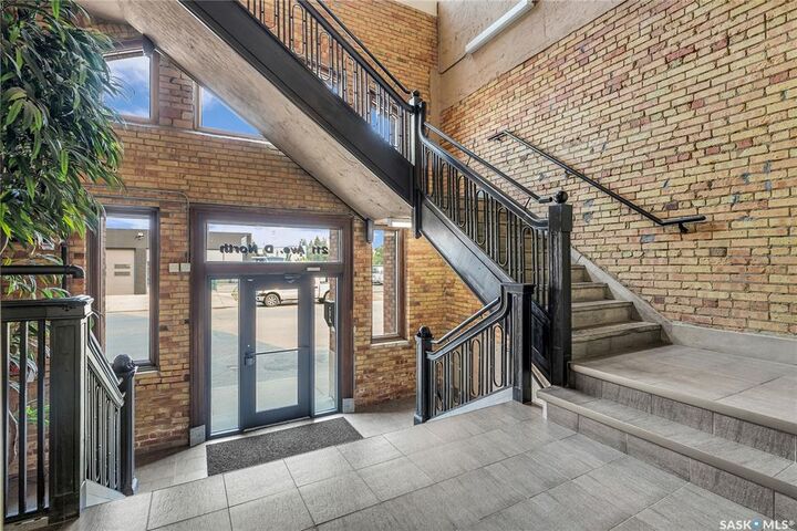 Property Photo: 211 D Avenue N 206 SK S7L 1M7