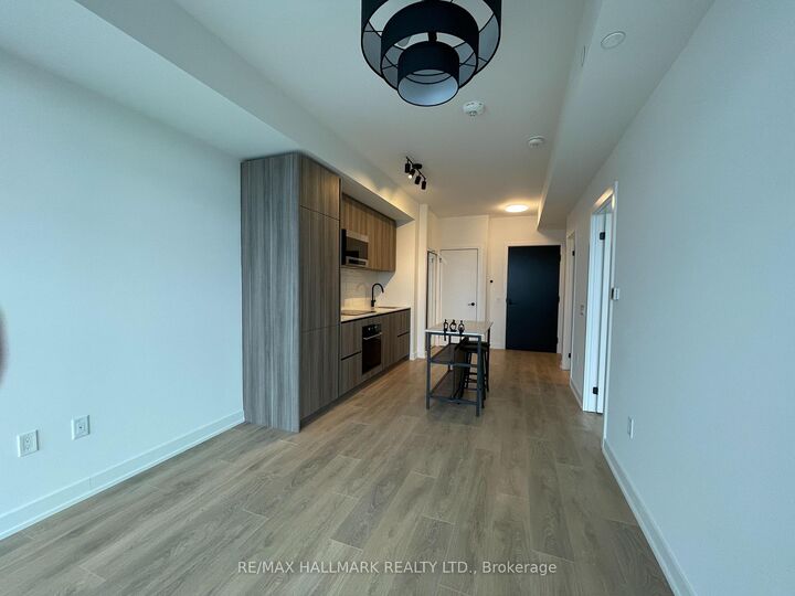 Property Photo:  127 Broadway Avenue 1810  ON M4P 1V4 