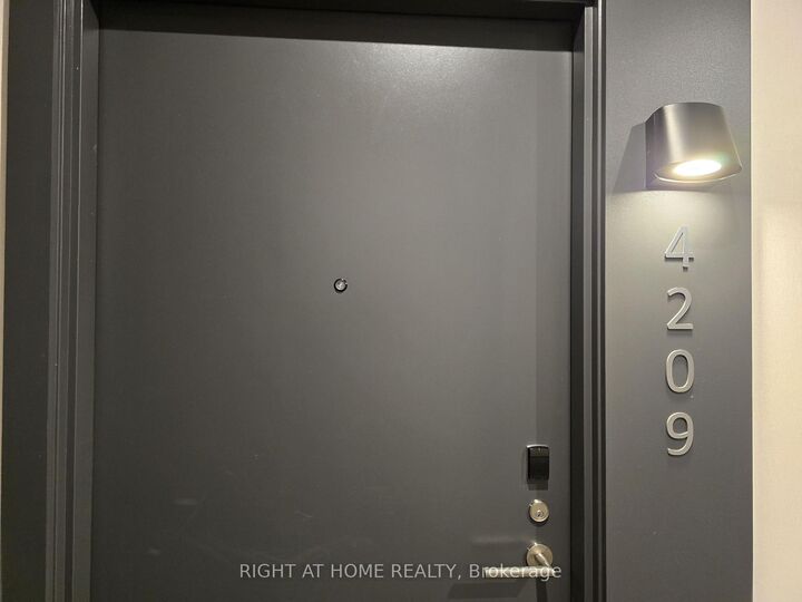 Property Photo:  180 Front Street E 4209  ON M5A 0A9 