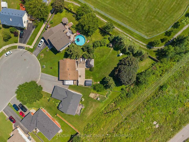Property Photo: 18 Keates Place ON K7K 7A2